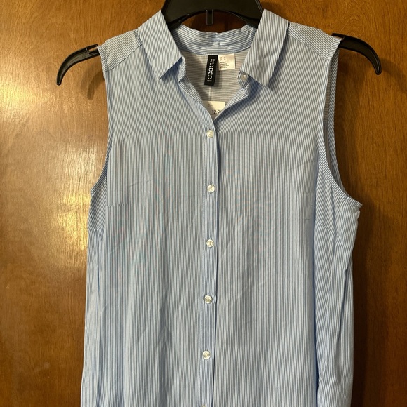 H&M Women’s Sleeveless Button Blouse - Picture 2 of 9